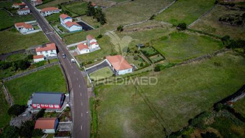 Moradia t3 totalmente remodelada com garagem – rosais, ilha de são jorge