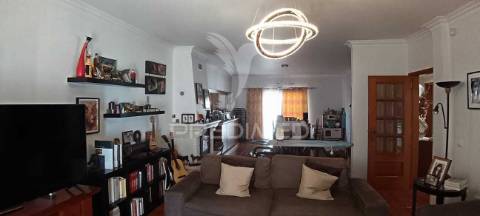 Moradia t3 em sarilhos pequenos, moita