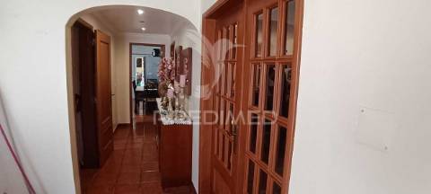 Moradia t3 em sarilhos pequenos, moita