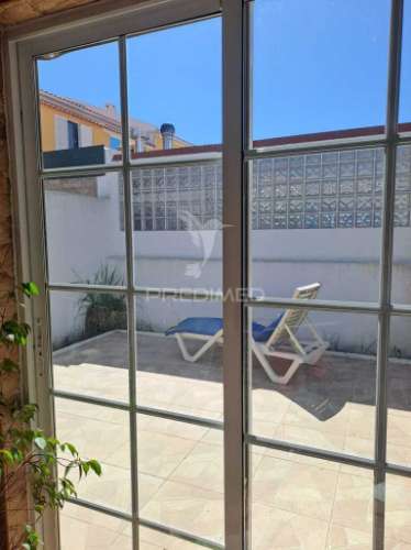 Moradia t3 em sarilhos pequenos, moita