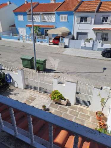 Moradia t3 em sarilhos pequenos, moita