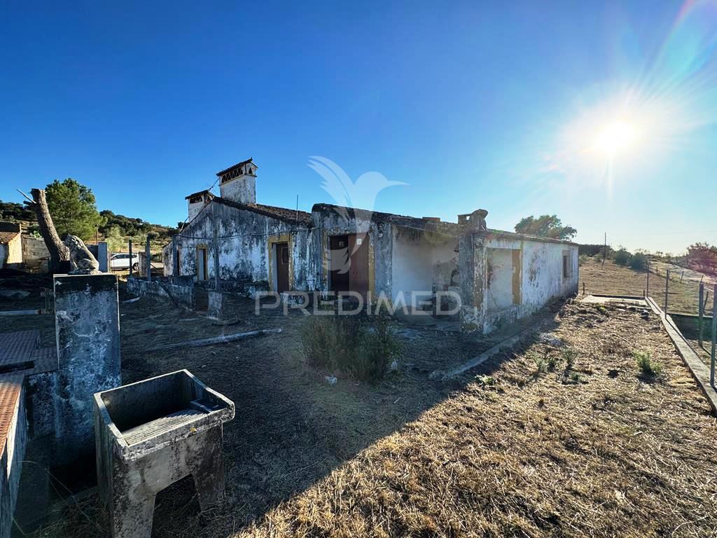 Quintinha em zona muito calma e tranquila.