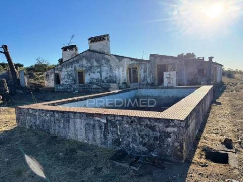 Quintinha em zona muito calma e tranquila.