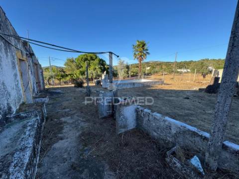 Quintinha em zona muito calma e tranquila.