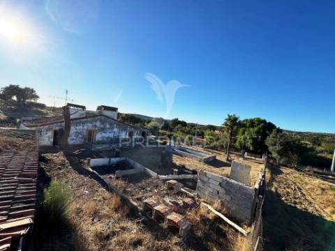 Quintinha em zona muito calma e tranquila.