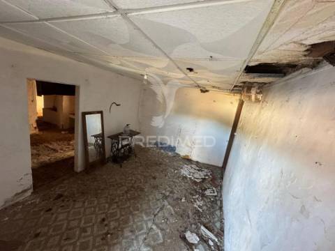 Quintinha em zona muito calma e tranquila.