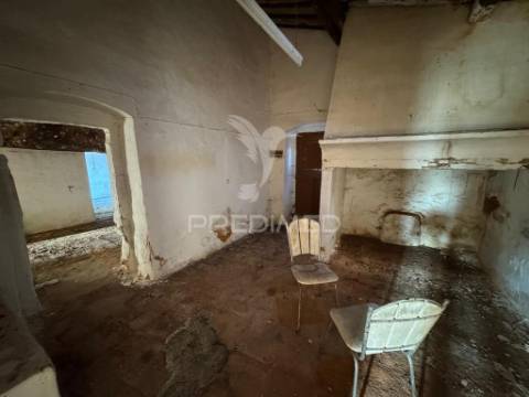 Quintinha em zona muito calma e tranquila.