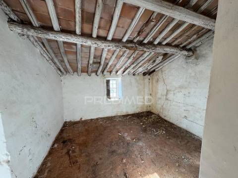 Quintinha em zona muito calma e tranquila.