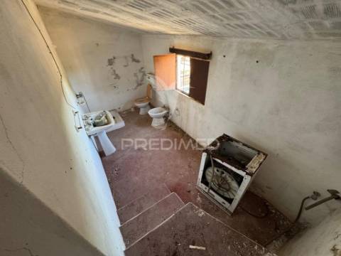 Quintinha em zona muito calma e tranquila.