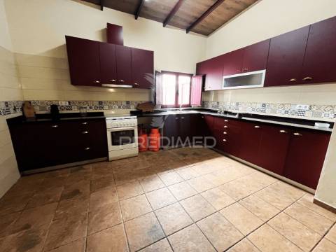 Moradia recuperada t3  com quintal em alfundão