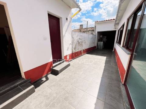 Moradia recuperada t3  com quintal em alfundão