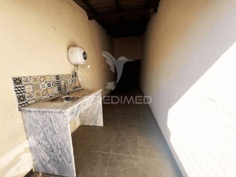 Moradia recuperada t3  com quintal em alfundão