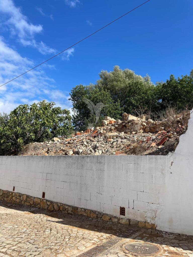 Terreno urbano com viabilidade de construção em paderne