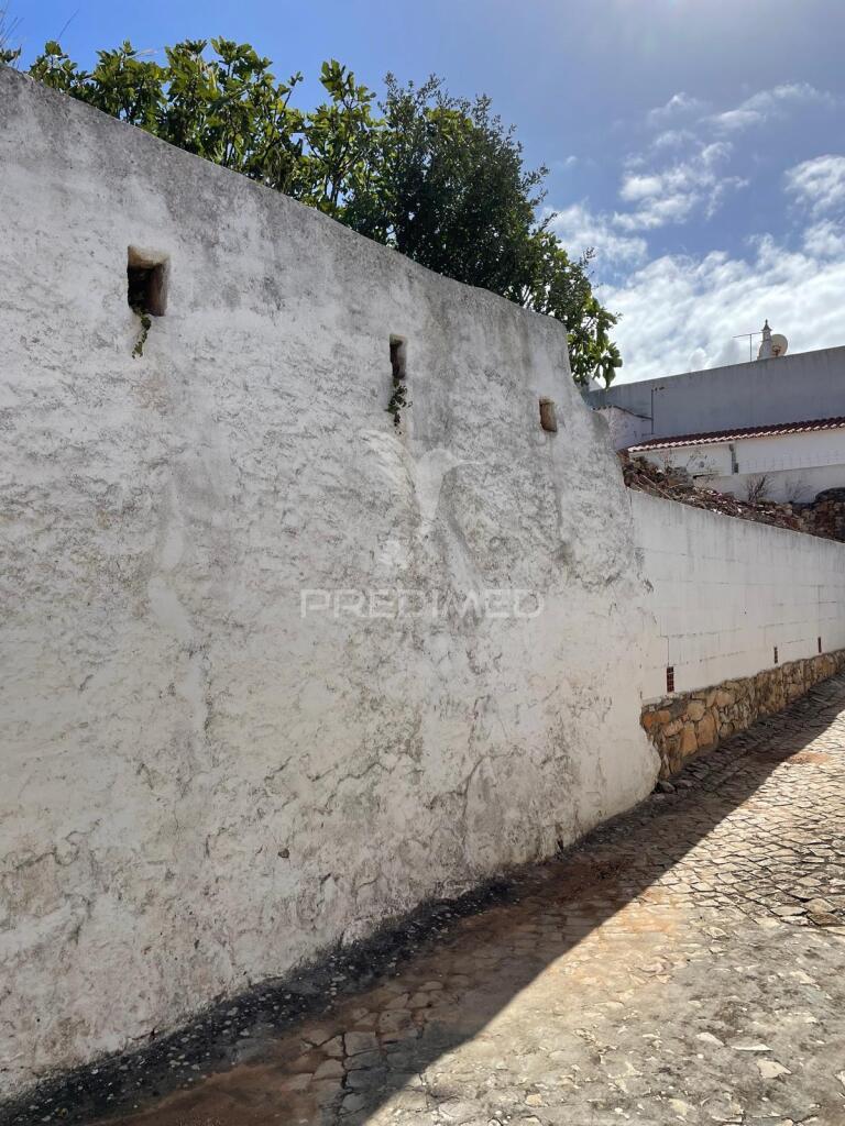Terreno urbano com viabilidade de construção em paderne