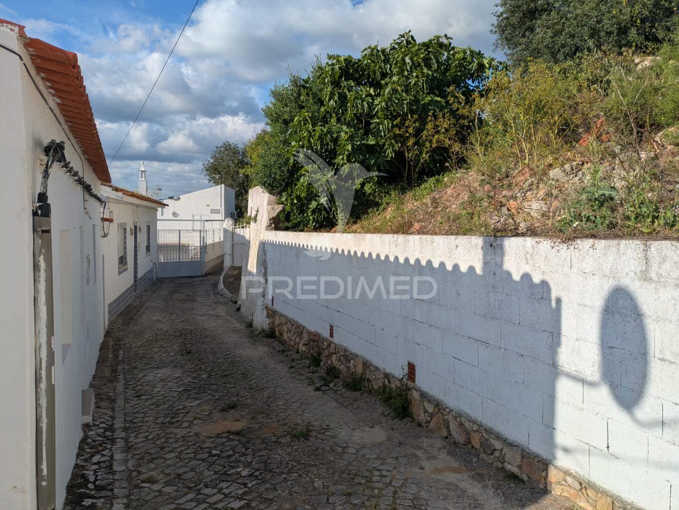 Terreno urbano com viabilidade de construção em paderne