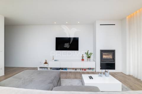 Apartamento t3 na urbanização da acrescentar em real