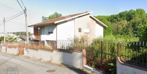 V3 totalmente renovada com terreno amplo e poço em santa maria de lamas