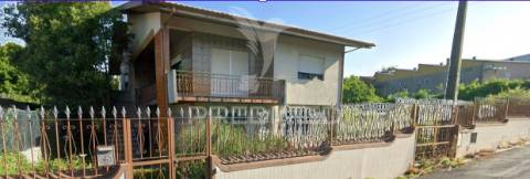 V3 totalmente renovada com terreno amplo e poço em santa maria de lamas