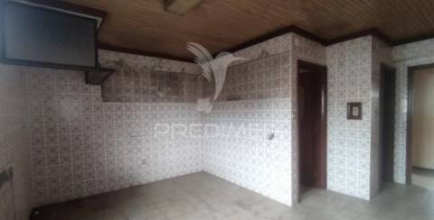 V3 totalmente renovada com terreno amplo e poço em santa maria de lamas