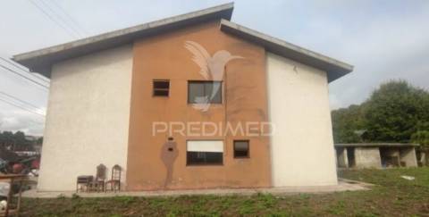 V3 totalmente renovada com terreno amplo e poço em santa maria de lamas