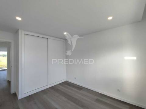 Moradia contemporânea t4 isolada sobreda