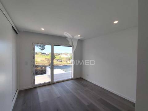 Moradia contemporânea t4 isolada sobreda