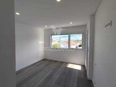 Moradia contemporânea t4 isolada sobreda