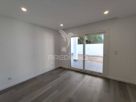 Moradia contemporânea t4 isolada sobreda