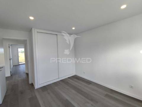 Moradia contemporânea t4 isolada sobreda