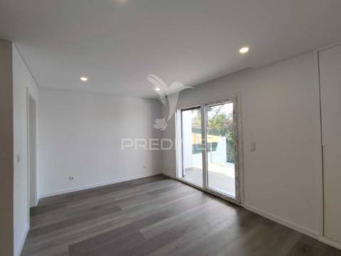 Moradia contemporânea t4 isolada sobreda