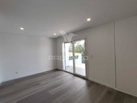 Moradia contemporânea t4 isolada sobreda