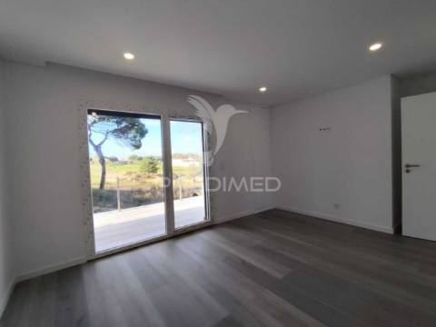 Moradia contemporânea t4 isolada sobreda