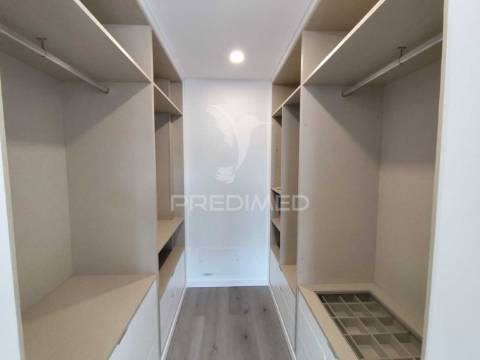 Moradia contemporânea t4 isolada sobreda