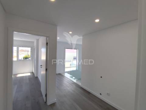 Moradia contemporânea t4 isolada sobreda