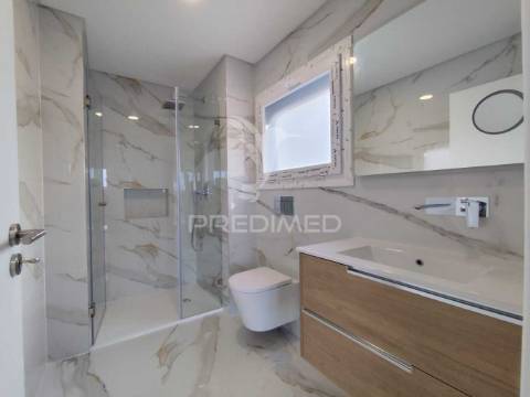 Moradia contemporânea t4 isolada sobreda