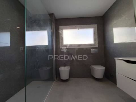 Moradia contemporânea t4 isolada sobreda