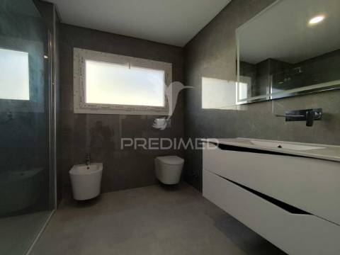 Moradia contemporânea t4 isolada sobreda