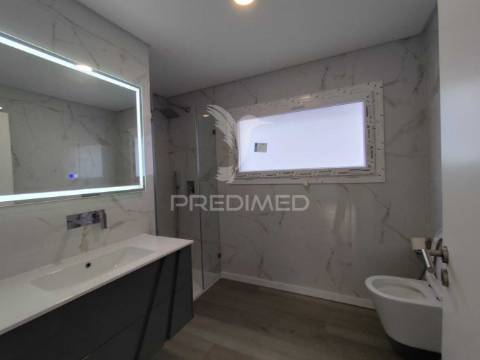 Moradia contemporânea t4 isolada sobreda