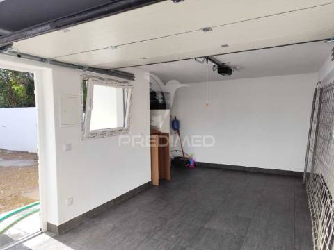 Moradia contemporânea t4 isolada sobreda