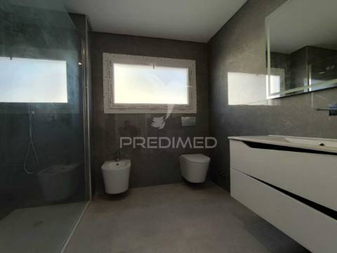 Moradia contemporânea t4 isolada sobreda