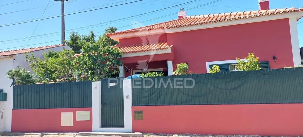 Moradia independente como nova vendida com todo o recheio