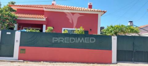 Moradia independente, como nova, vendida com todo o recheio