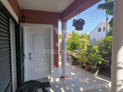 Moradia independente, como nova, vendida com todo o recheio