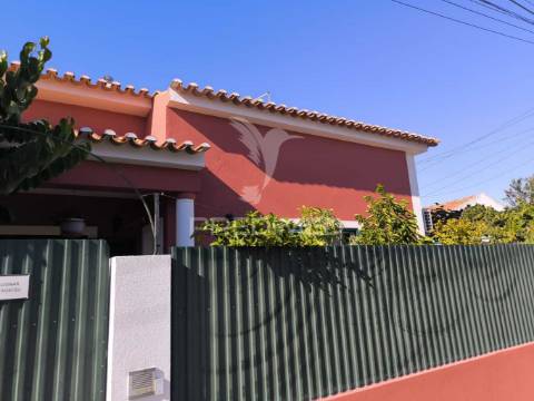 Moradia independente, como nova, vendida com todo o recheio