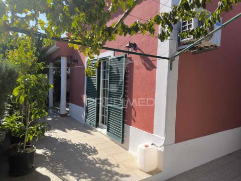 Moradia independente, como nova, vendida com todo o recheio