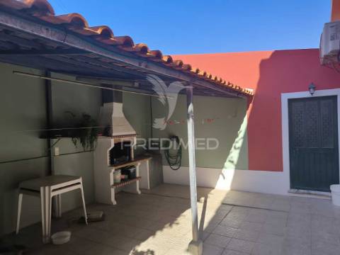 Moradia independente, como nova, vendida com todo o recheio