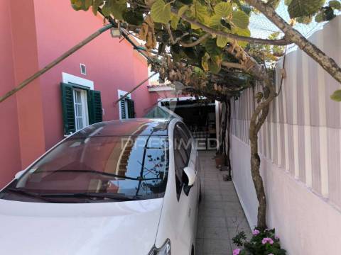 Moradia independente, como nova, vendida com todo o recheio