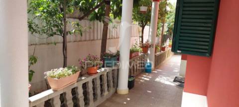 Moradia independente, como nova, vendida com todo o recheio