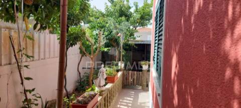 Moradia independente, como nova, vendida com todo o recheio