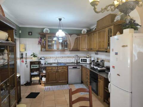 Moradia independente, como nova, vendida com todo o recheio